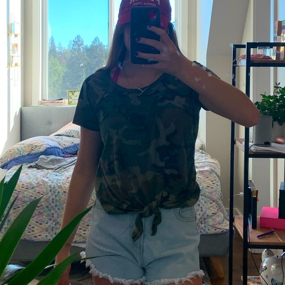Cute Camo Tied T-Shirt - Picture 3 of 4
